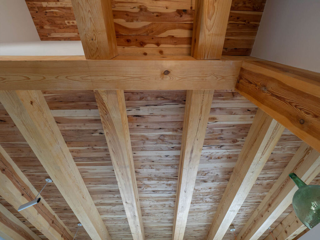 Proyectos con estructuras de forjado y cubiertas planas con madera Pino Soria
